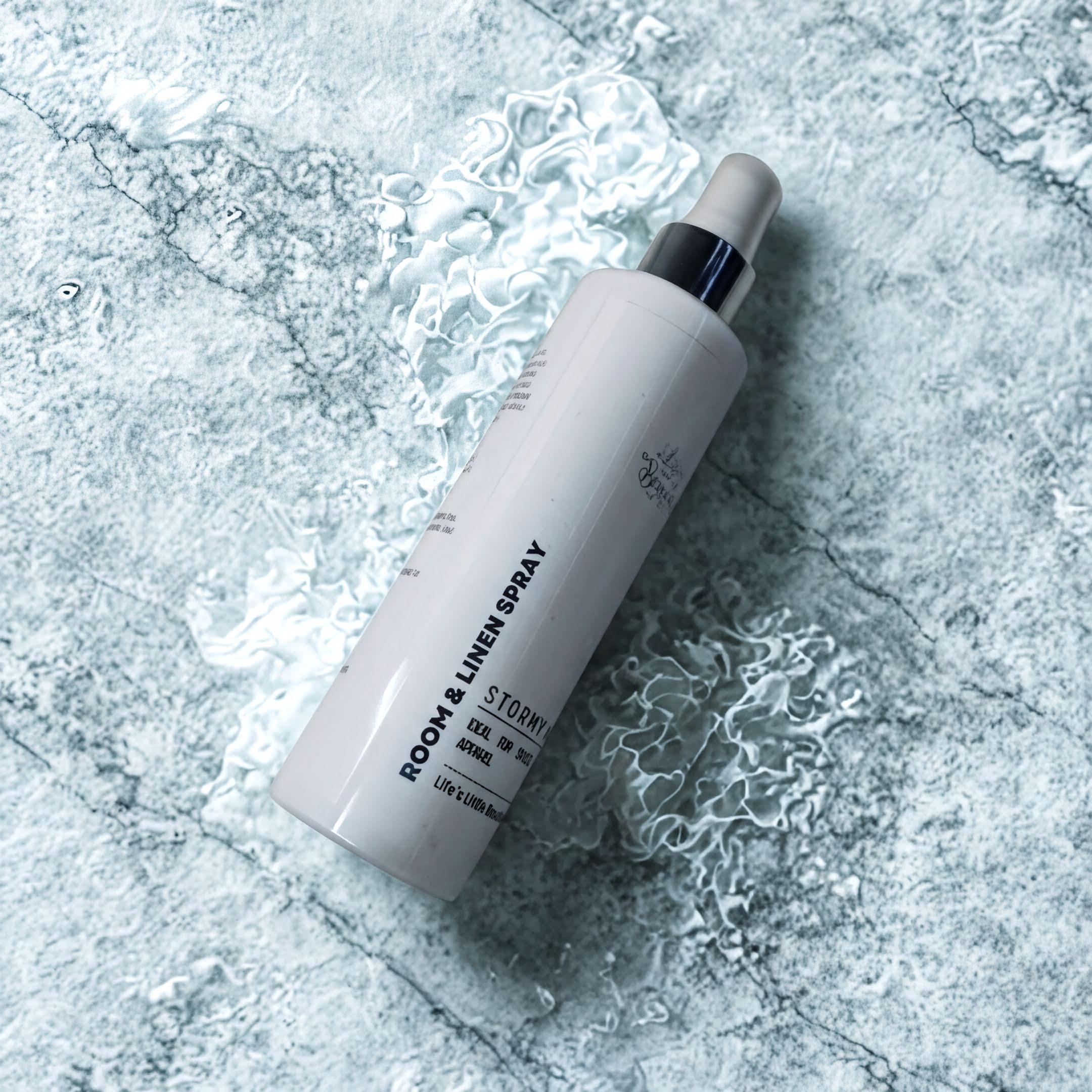 Natural room and linen spray with eucalyptus scent, handcrafted with natural ingredients for fresh spaces.